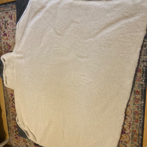 UGG Avery Hooded Throw Blanket 50" x 60" - Ash Fog - Picture 4 of 4